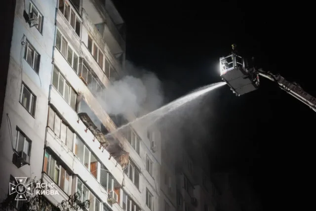 У Києві російський дрон влучив у житловий будинок: постраждали чотири особи російський-дрон-влучив-у-будинок-у-Києві:-постраждали-4-людини