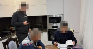 ДБР оголосило підозри 12 посадовцям Поліського лісового офісу через продаж деревини ДБР-оголосило-підозри-12-посадовцям-Поліського-лісового-офісу-через-продаж-деревини