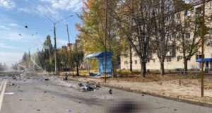 Бомбовий удар у Краматорську: 33 загиблих, 18 поранених Це-дорога,-вкрита-тілами.-Репортаж-з-місця-російського-удару-по-рейсових-автобусах-у-Краматорську