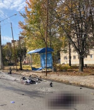 Це-дорога,-вкрита-тілами.-Репортаж-з-місця-російського-удару-по-рейсових-автобусах-у-Краматорську Це-дорога,-вкрита-тілами.-Репортаж-з-місця-російського-удару-по-рейсових-автобусах-у-Краматорську