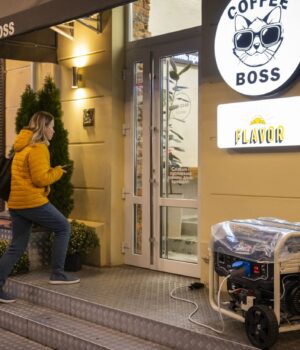 У частині Києва та області ввели екстрені відключення світла
