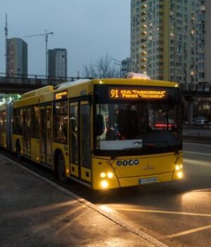 Київ-зранку-зіткнувся-з транспортним-колапсом:-де виникли-проблеми-і зупинився-рух-(оновлено)