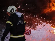У Києві уламки дрона впали біля бізнес-центру, горить авто У Києві уламки дрона впали біля бізнес-центру, горить авто