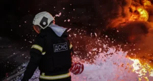 У Києві уламки дрона впали біля бізнес-центру, горить авто У Києві уламки дрона впали біля бізнес-центру, горить авто