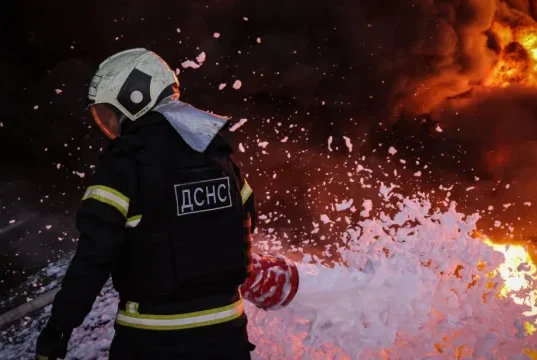 У Києві уламки дрона впали біля бізнес-центру, горить авто У Києві уламки дрона впали біля бізнес-центру, горить авто