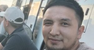 Казахський мігрант примусово мобілізований до російської армії під час пошуку роботи Із-м’ясокомбінату-–-на-«м’ясні-штурми»:-як-заробітки-у-Росії-перетворюються-на-квиток-на-війну.