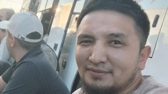 Казахський мігрант примусово мобілізований до російської армії під час пошуку роботи Із-м’ясокомбінату-–-на-«м’ясні-штурми»:-як-заробітки-у-Росії-перетворюються-на-квиток-на-війну.