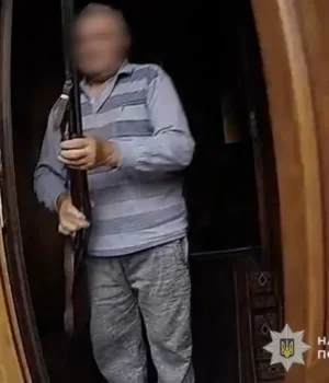 На Тернопільщині нетверезий чоловік влаштував засідку на поліцейських із рушницею