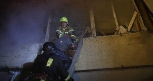 Балістичний удар по житловому будинку в Києві: одна загибла особа та 13 постраждалих Горять 8 поверхів, є жертва та постраждалі: все про удар по багатоповерхівці в Києві (фото,...