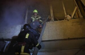 Балістичний удар по житловому будинку в Києві: одна загибла особа та 13 постраждалих Горять 8 поверхів, є жертва та постраждалі: все про удар по багатоповерхівці в Києві (фото,...