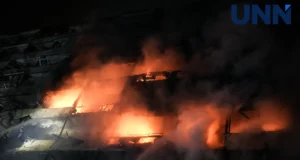 Ракетний удар по дев’ятиповерхівці у Києві: одна жертва, багато постраждалих Балістична-ракета-влучила-у-9-поверхівку-у-Києві-–-як-виглядає-будинок-після-атаки-рф-(фоторепортаж)