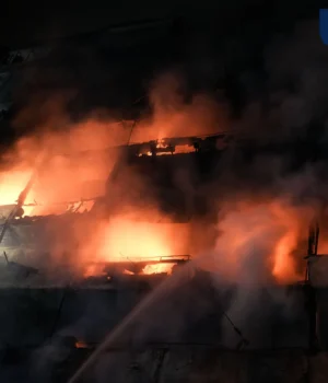 Балістична-ракета-влучила-у-9-поверхівку-у-Києві-–-як-виглядає-будинок-після-атаки-рф-(фоторепортаж)