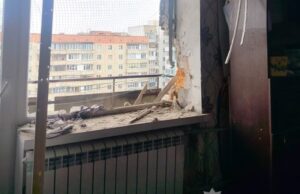 Пошкоджений будинок на проспекті Соборності: поліція працює на місцях влучань у Луцьку. ФОТО Пошкоджений-будинок-на-проспекті-Соборності:-поліція-працює-на-місцях-влучань-у-Луцьку.-ФОТО