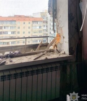 Пошкоджений-будинок-на-проспекті-Соборності:-поліція-працює-на-місцях-влучань-у-Луцьку.-ФОТО