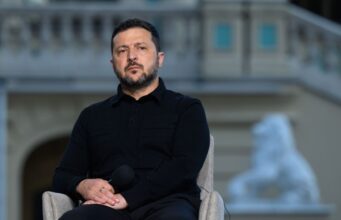 Зеленський закликав Маска забезпечити повноцінний супутниковий зв’язок Starlink в Україні “Загинуть люди”: Зеленський звернувся до Маска через обмеження Starlink