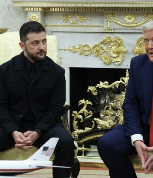 zelenskiy_donald_tramp_18_serpnya_2025_r_gettyimages_e606cb1c54afb93811ec391e17976355_1300x820.jpg Зеленський почувається зрадженим через дії США: втрачаємо сильного партнера