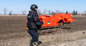 Дрони знищують найпідступніші міни, якими всіяна чверть України, – The Guardian Дрони-знищують-найпідступніші-міни,-якими-всіяна-чверть-України,-–-the-guardian