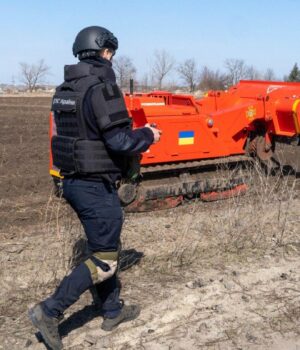 Дрони-знищують-найпідступніші-міни,-якими-всіяна-чверть-України,-–-the-guardian