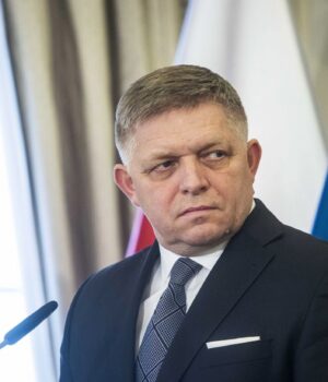 fitso_gettyimages_2035285116_13962ce2622d5115b176e313181e2caa_1300x820.jpg Фіцо приїде на переговори до Львова, але паралельно відновлює економічну комісію з РФ