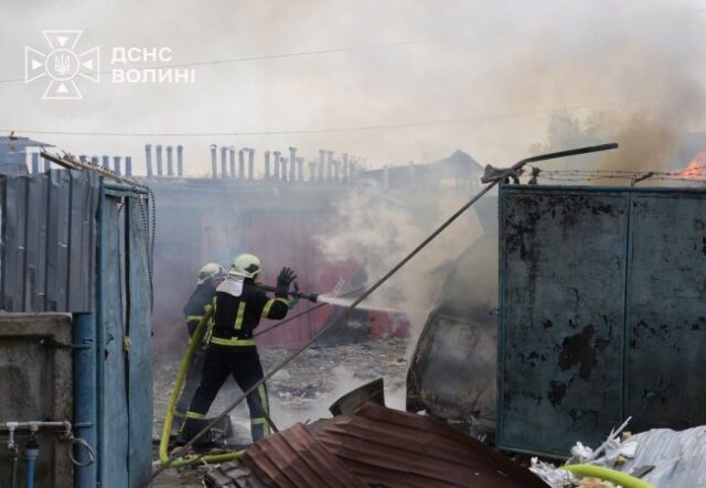 У Луцьку внаслідок обстрілу горів гаражний кооператив. ФОТО У-Луцьку-внаслідок-обстрілу-горів-гаражний-кооператив.-ФОТО