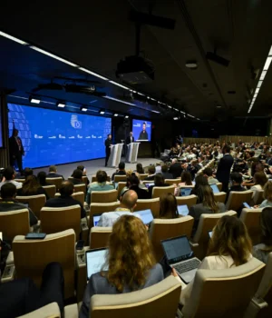 "Це-моя-відповідь"-–-Зеленський-посмішкою-відповів-на-запитання-щодо-ролі-"цапа-відбувайла"-для-Трампа
