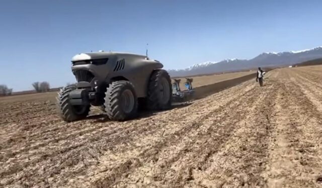 У Китаї автономні трактори обробляють поля, а дороги будують безпілотні машини У-Китаї-автономні-трактори-обробляють-поля,-а-дороги-будують-безпілотні-машини