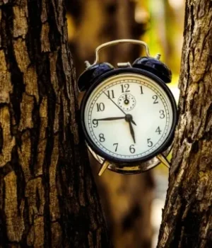 Україна переходить на зимовий час, коли переводити годинник