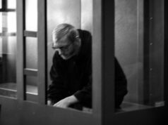 Суд у Санкт-Петербурзі розглядає справу лікаря Михайла Фетисова, звинуваченого в антивоєнній пропаганді У-Росії-судять-лікаря-за-цитування-Дениса-Казанського