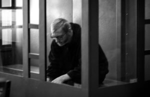 Суд у Санкт-Петербурзі розглядає справу лікаря Михайла Фетисова, звинуваченого в антивоєнній пропаганді У-Росії-судять-лікаря-за-цитування-Дениса-Казанського