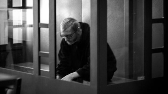 Суд у Санкт-Петербурзі розглядає справу лікаря Михайла Фетисова, звинуваченого в антивоєнній пропаганді У-Росії-судять-лікаря-за-цитування-Дениса-Казанського