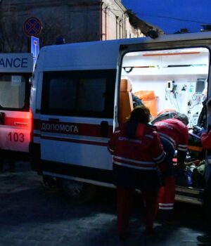 shvidka_dopomoga_lviv__gettyimages_2268256945_ed0922ef28f132d2df9ecb762e516afa_1300x820.jpg У Києві загинула людина внаслідок ракетного удару, ще двоє отримали поранення