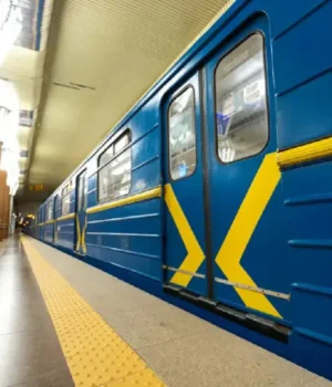 Ракетна-атака-на-Київ:-пошкоджено-станцію-метро,-ворог-поцілив-у-25-поверхівку Ракетна-атака-на-Київ:-пошкоджено-станцію-метро,-ворог-поцілив-у-25-поверхівку
