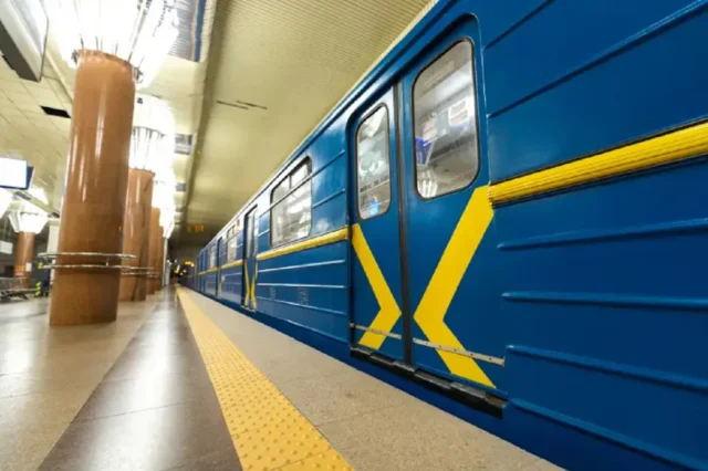 Ракетна атака на Київ: пошкодження метро та житлового будинку Ракетна-атака-на-Київ:-пошкоджено-станцію-метро,-ворог-поцілив-у-25-поверхівку