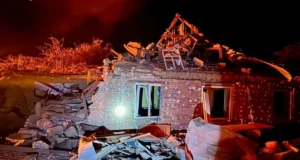 Удар по Дніпру: пошкоджено будинки, постраждала жінка Удар-по-Дніпру:-пошкоджено-будинки,-постраждала-84-річна-жінка,-під-завалами-можуть-бути-люди