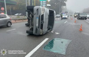 Аварія маршрутки в Києві: перекинулася з 15 пасажирами, постраждала дитина У-Києві-перекинулася-маршрутка-із-15-пасажирами,-серед-постраждалих-дитина