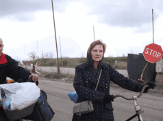 “Ромочки більше немає”: батьки поховали єдиного сина під яблунею у дворі й пройшли 25 км... “Ромочки-більше-немає”:-батьки-поховали-єдиного-сина-під-яблунею-у-дворі-й-пройшли-25-км.