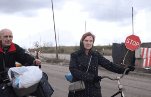 “Ромочки більше немає”: батьки поховали єдиного сина під яблунею у дворі й пройшли 25 км... “Ромочки-більше-немає”:-батьки-поховали-єдиного-сина-під-яблунею-у-дворі-й-пройшли-25-км.