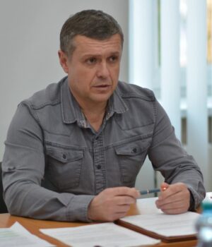 Чиновник-Луцької-міськради-при-звільненні-задекларував-позашляховик-дружини