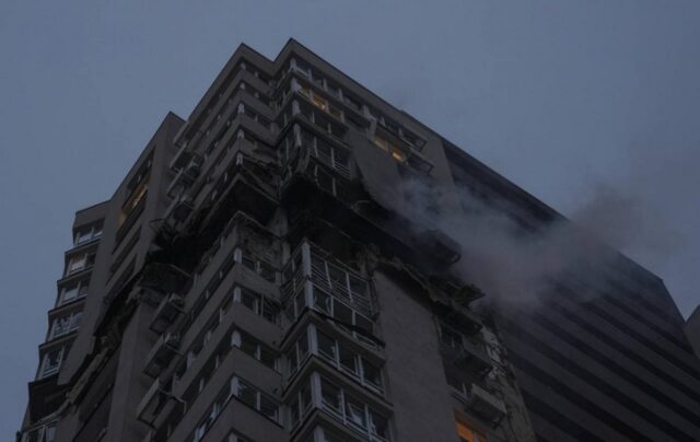 Вибухи в Києві: російська атака на житловий будинок у Святошинському районі У Києві РФ вдарила по 24-поверхівці, є загиблі