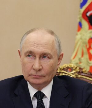 2026_gettyimages_2284843395_f36a66593e5b04d380e3f2c3182c9b6c_1300x820.jpg Путін звільнив американця Габбарда, якого РФ викрала в Ізюмі та тримала у в’язниці