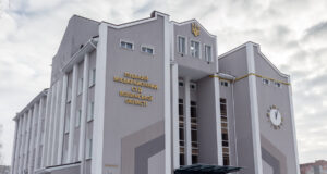 Волинський поліцейський, якого затримали з 14 тис. доларів за переправлення військовозобов’язаного за кордон, відбувся іспитовим... Волинський-поліцейський,-якого-затримали-з-14-тис-доларів-за-переправлення-військовозобов’язаного-за-кордон,-відбувся-іспитовим.