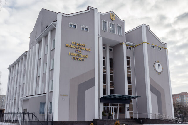 Волинський поліцейський, якого затримали з 14 тис. доларів за переправлення військовозобов’язаного за кордон, відбувся іспитовим... Волинський-поліцейський,-якого-затримали-з-14-тис-доларів-за-переправлення-військовозобов’язаного-за-кордон,-відбувся-іспитовим.