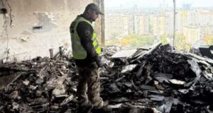 Атака дрона на 24-поверхівку у Києві: двоє загиблих, постраждалі Поліція показала перші хвилини після удару “Шахеда” по висотці у Києві (відео)