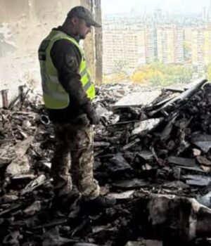 Поліція показала перші хвилини після удару “Шахеда” по висотці у Києві (відео)