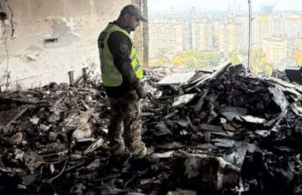 Атака дрона на 24-поверхівку у Києві: двоє загиблих, постраждалі Поліція показала перші хвилини після удару “Шахеда” по висотці у Києві (відео)