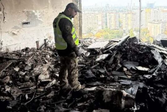 Атака дрона на 24-поверхівку у Києві: двоє загиблих, постраждалі Поліція показала перші хвилини після удару “Шахеда” по висотці у Києві (відео)