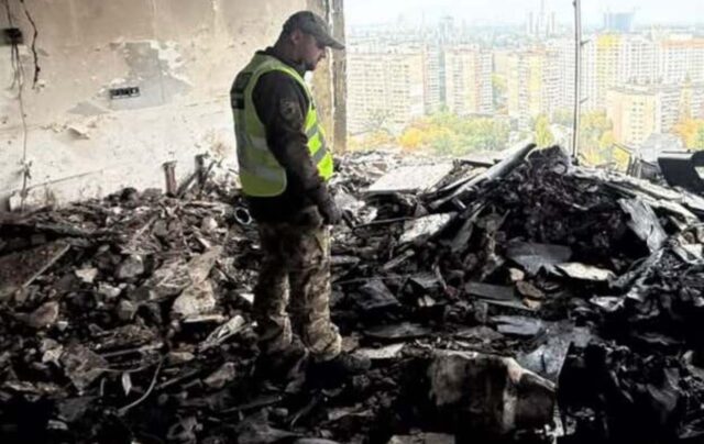 Атака дрона на 24-поверхівку у Києві: двоє загиблих, постраждалі Поліція показала перші хвилини після удару “Шахеда” по висотці у Києві (відео)
