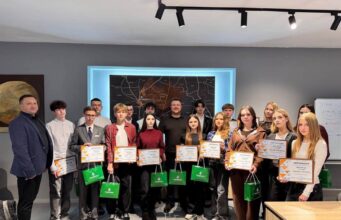 Міський голова Нововолинська вручив стипендії обдарованим школярам 16-учнів-Нововолинської-громади-отримуватимуть-стипендію-міського-голови