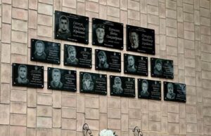 У Нововолинську вшанували пам’ять загиблих Героїв випускників гімназії №3 Пам’ять-про-11-полеглих-Героїв-увічнили-на-стінах-гімназії-№3
