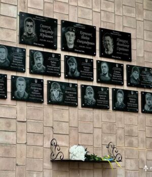Пам’ять-про-11-полеглих-Героїв-увічнили-на-стінах-гімназії-№3